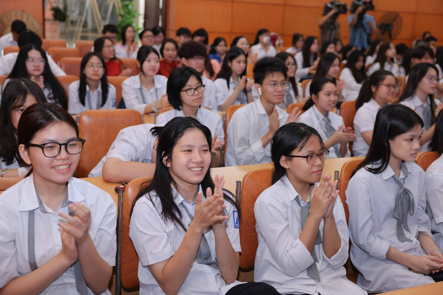 Học sinh Trường THPT chuyên Hà Nội - Amsterdam tham dự chương trình.