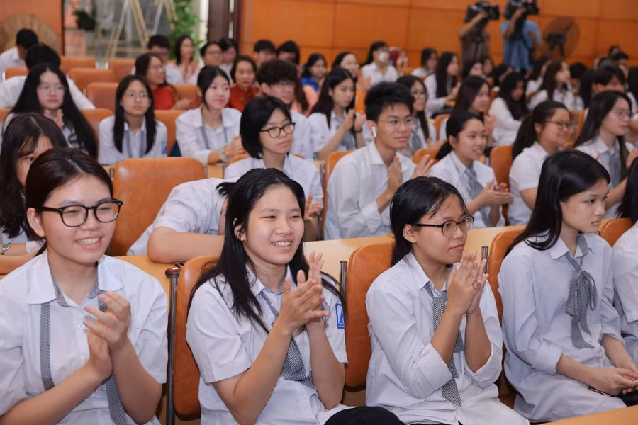 Học sinh Trường THPT chuyên Hà Nội - Amsterdam tham dự chương trình.