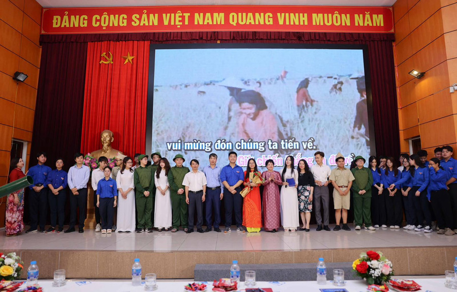 Giáo viên, học sinh trường THPT chuyên Hà Nội - Amsterdam và các đại biểu hát vang bài Giải phóng Điện Biên của nhạc sĩ Đỗ Nhuận.