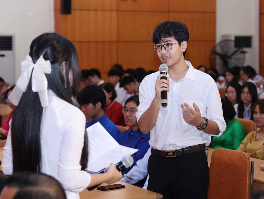 Giao lưu với cựu học sinh là Đảng viên, học sinh là Đảng viên và học sinh là quần chúng ưu tú nói lên cảm nhận về chiến thắng Điện Biên Phủ.