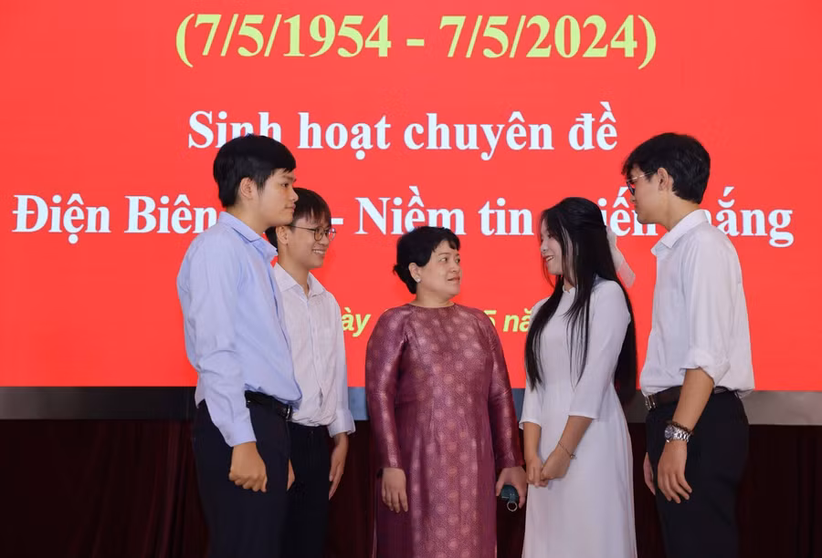 Cô hiệu trưởng Trần Thùy Dương cùng các đảng viên trẻ là học sinh, cựu học sinh trường THPT chuyên Hà Nội - Amsterdam tại buổi sinh hoạt chuyên đề.