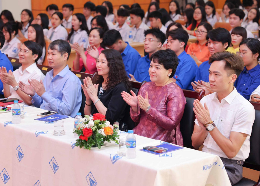 Các đại biểu tham dự chương trình.