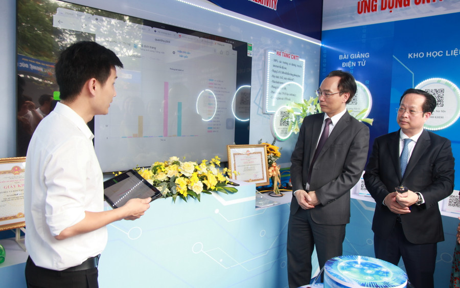 Thứ trưởng Bộ GD&ĐT Hoàng Minh Sơn, Giám đốc Sở GD&ĐT Hà Nội Trần Thế Cương tham quan các gian trưng bày. Thứ trưởng Bộ GD&ĐT Hoàng Minh Sơn, Giám đốc Sở GD&ĐT Hà Nội Trần Thế Cương tham quan các gian trưng bày.