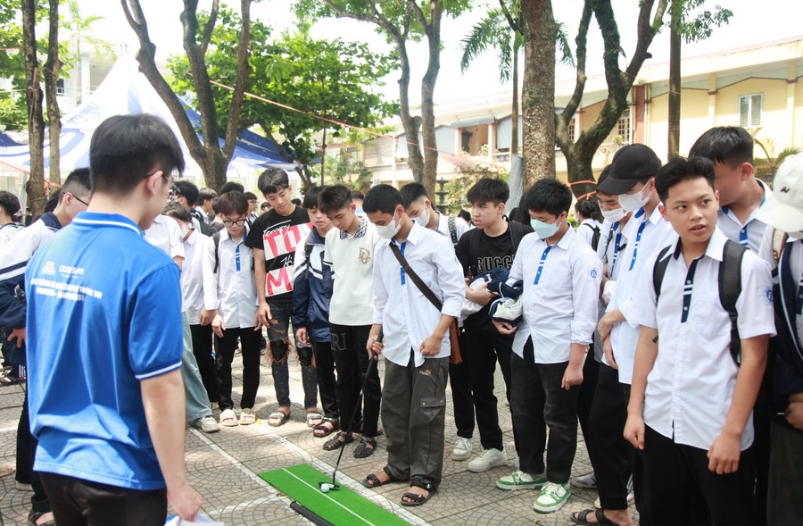 Học sinh trải nghiệm về những ngành nghề.