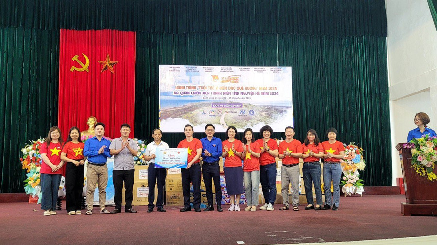 Đoàn Thanh niên Bộ Giáo dục và Đào tạo trao tặng quân và dân trên đảo các phần quà. Đoàn Thanh niên Bộ Giáo dục và Đào tạo trao tặng quân và dân trên đảo các phần quà.