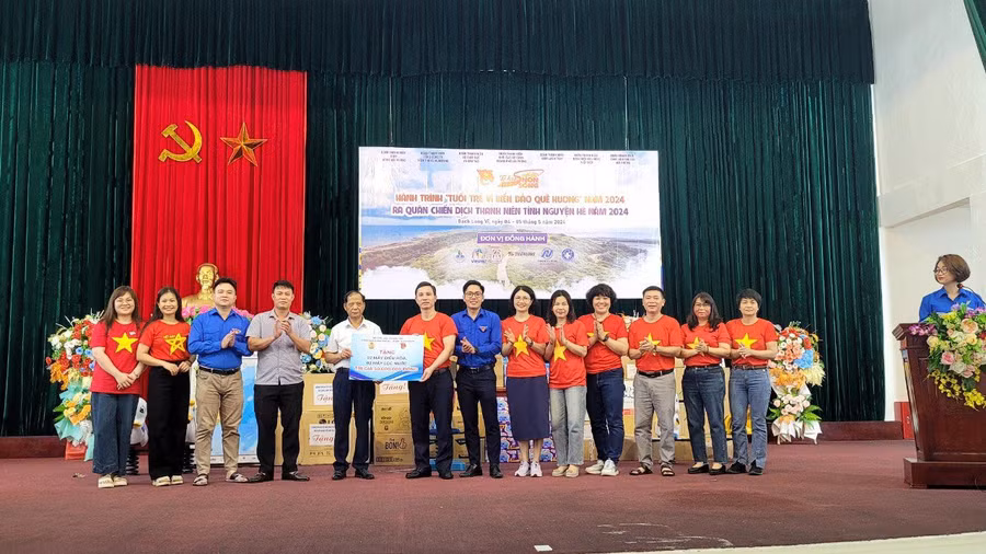 Đoàn Thanh niên Bộ Giáo dục và Đào tạo trao tặng quân và dân trên đảo các phần quà.