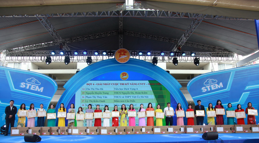 Phó Giám đốc Sở GD&ĐT Hà Nội Vương Hương Giang và đại diện nhà tài trợ tặng giấy khen cho các giáo viên đạt giải Nhất cuộc thi kỹ năng công nghệ thông tin. Phó Giám đốc Sở GD&ĐT Hà Nội Vương Hương Giang và đại diện nhà tài trợ tặng giấy khen cho các giáo viên đạt giải Nhất cuộc thi kỹ năng công nghệ thông tin.