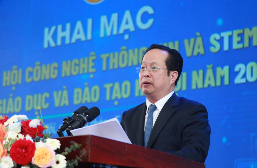 Giám đốc Sở GD&amp;ĐT Hà Nội Trần Thế Cương phát biểu khai mạc.