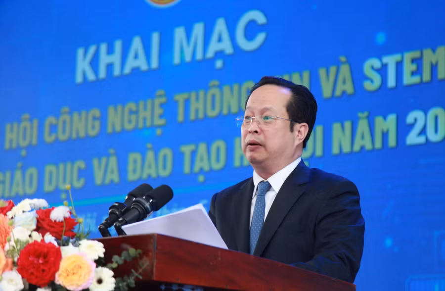 Giám đốc Sở GD&amp;ĐT Hà Nội Trần Thế Cương phát biểu khai mạc.