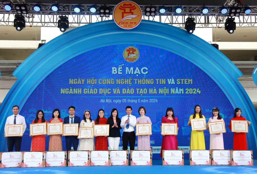 Phó Giám đốc Sở GD&ĐT Hà Nội Phạm Quốc Toản tặng giấy khen cho các giáo viên đoạt giải Nhất cuộc thi sản phẩm Công nghệ thông tin - STEM. Phó Giám đốc Sở GD&ĐT Hà Nội Phạm Quốc Toản tặng giấy khen cho các giáo viên đoạt giải Nhất cuộc thi sản phẩm Công nghệ thông tin - STEM.