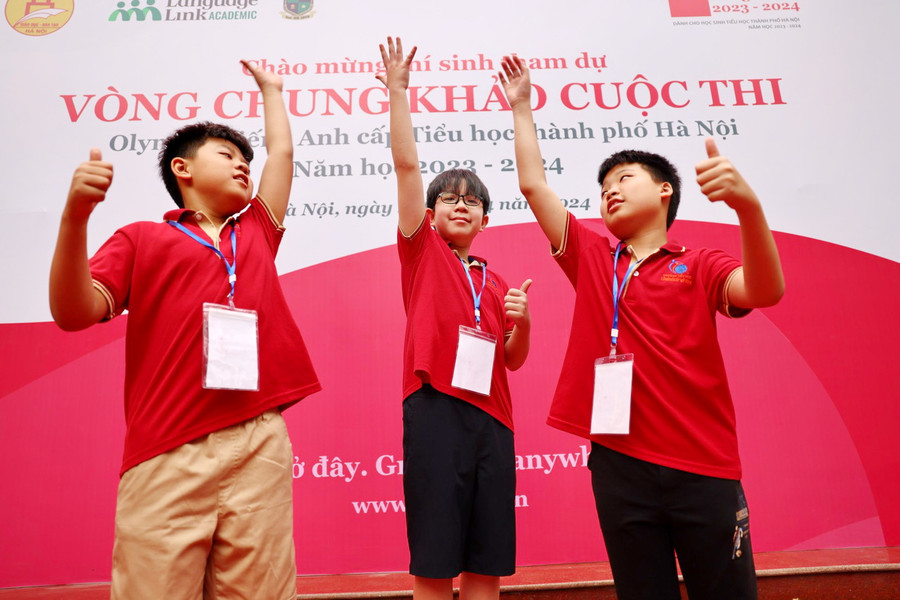 Học sinh hào hứng tham dự cuộc thi.