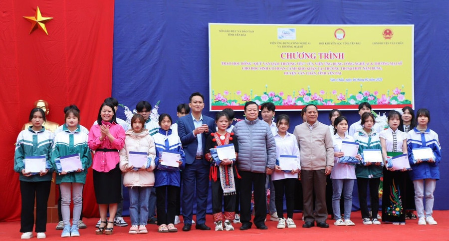 Khuyến học tỉnh Yên Bái và Viện Ứng dụng công nghệ AI & Thương mại số trao học bổng quỹ vạn dặm thương yêu.