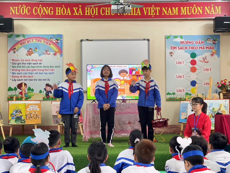 Học sinh tham gia các hoạt động giao lưu dạy học tiết đọc thư viện.