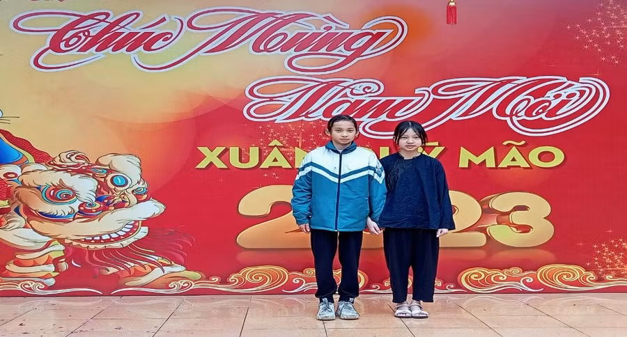 Hai học sinh Nông Yến Vy (bên trái) và Triệu Yến Nhi (bên phải).