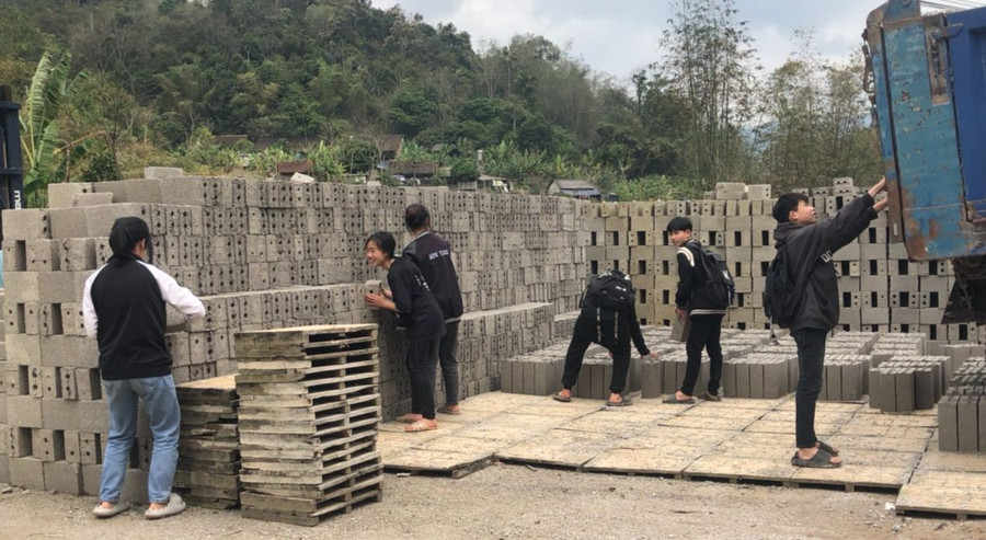 Học sinh trải nghiệm xưởng sản xuất gạch ở địa phương. Ảnh NTCC. Học sinh trải nghiệm xưởng sản xuất gạch ở địa phương. Ảnh NTCC.