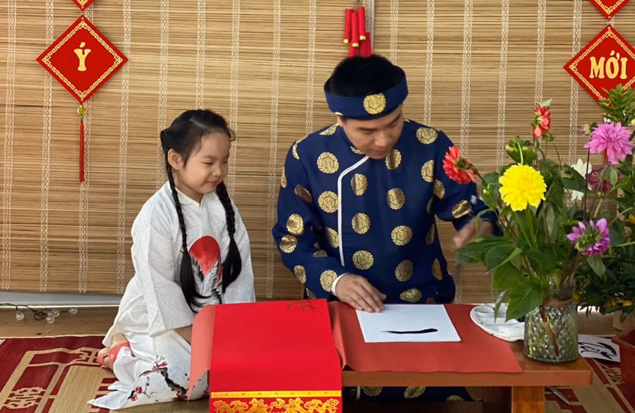 Học sinh Trường Phổ thông liên cấp Phenikaa (TP. Hà Nội) được tham dự hoạt động viết thư pháp. Ảnh NTCC.