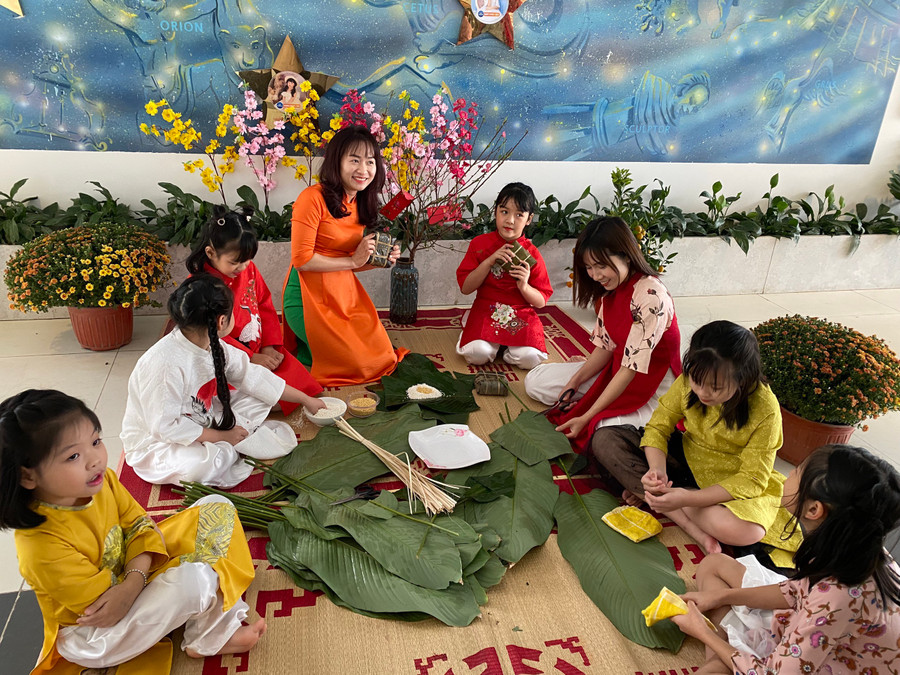 Học sinh Trường Phổ thông liên cấp Phenikaa (TP. Hà Nội) tham gia hoạt động làm bánh chưng. Ảnh NTCC.