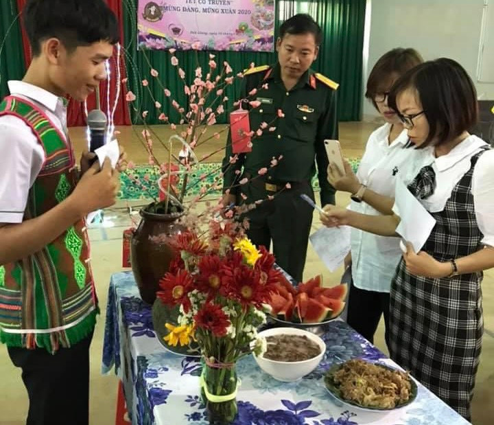 Học sinh Trường PTDTNT THCS &amp;THPT Đăk G’Long (huyện Đăk G’Long, tỉnh Đắk Nông) giới thiệu về các món ăn truyền thống trong hội thi ẩm thực truyền thống do nhà trường tổ chức. Ảnh NTCC.