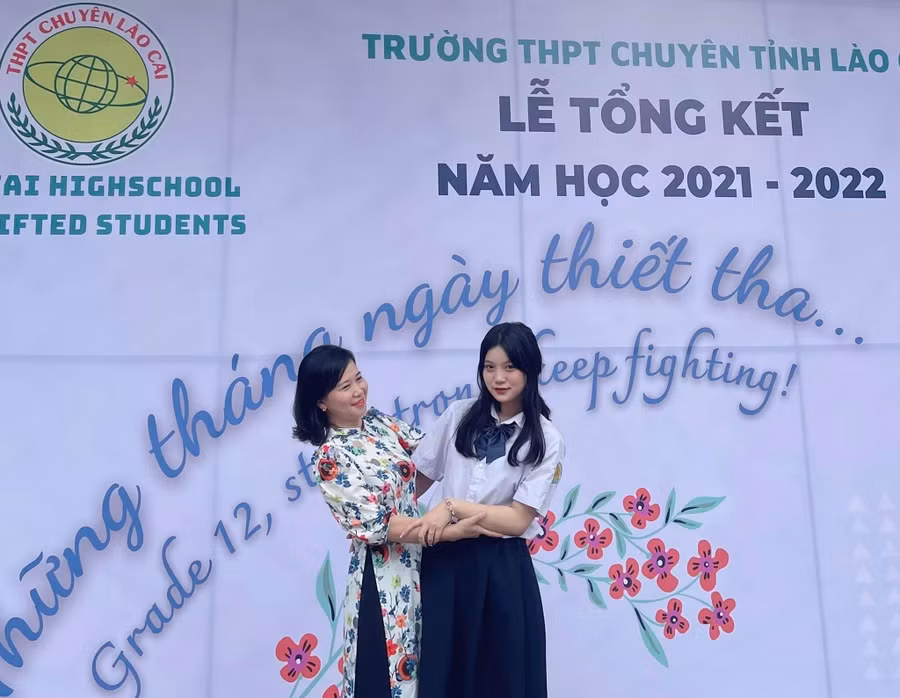 Cô Trịnh Bạch Yến cùng học trò của mình.