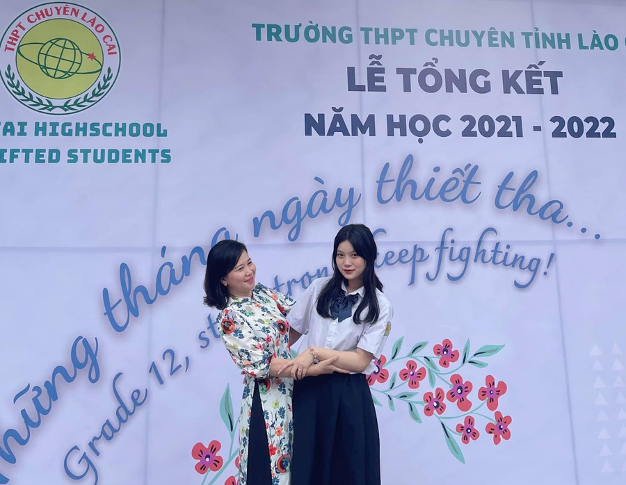Cô Trịnh Bạch Yến cùng học trò của mình. Cô Trịnh Bạch Yến cùng học trò của mình.