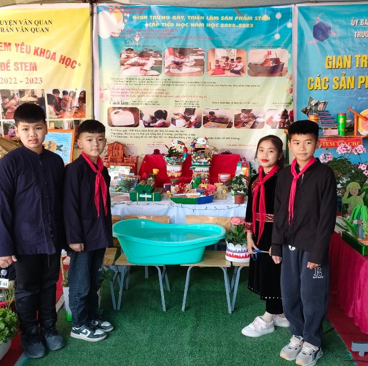 Gian hàng trưng bày của học sinh. Gian hàng trưng bày của học sinh.