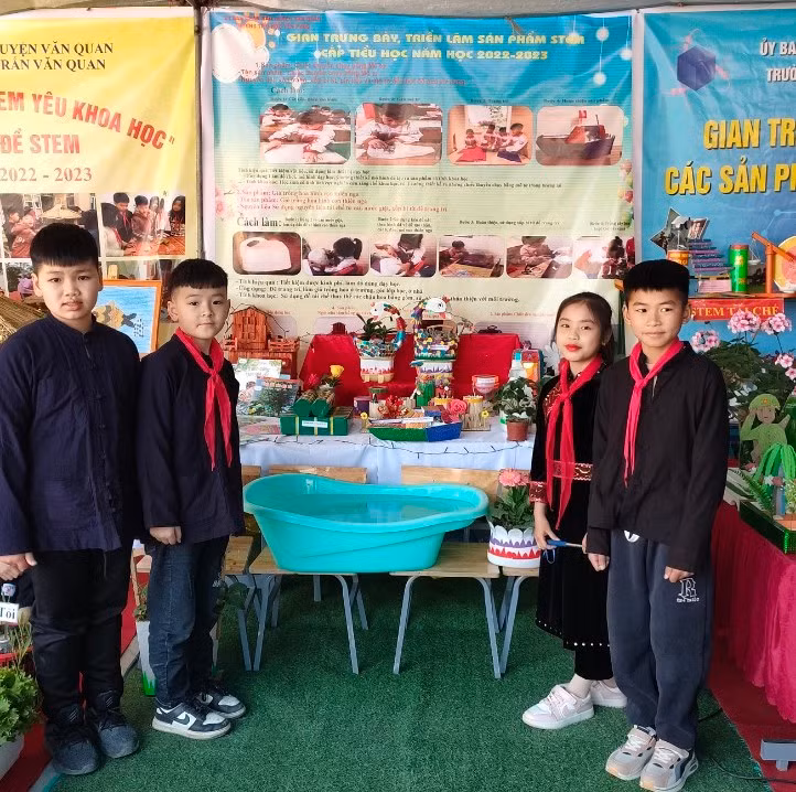 Gian hàng trưng bày của học sinh.