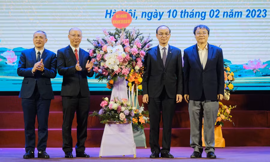 Ban Giám hiệu Trường Đại học Thủy lợi chúc mừng tân Chủ tịch Hội đồng trường.