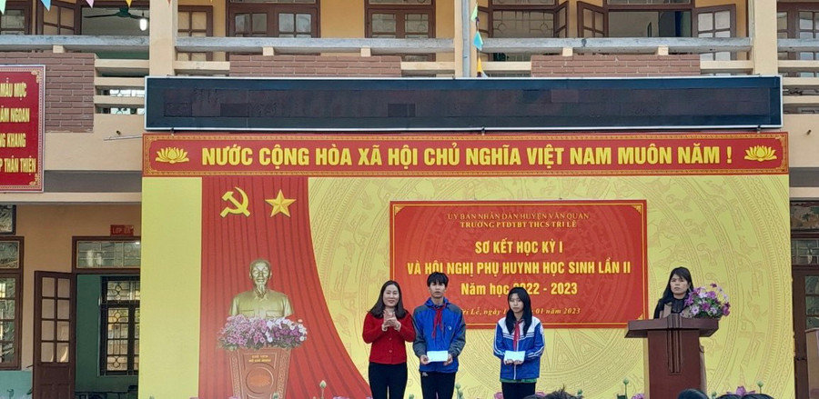 Cô trò Trường Phổ thông dân tộc bán trú THCS Tri Lễ trong lễ sơ kết học kỳ 1.