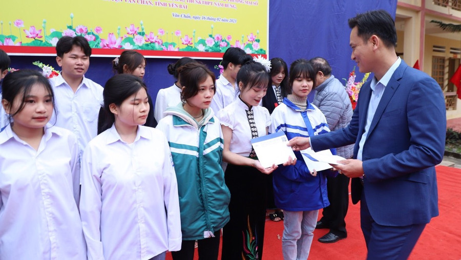 20 suất học bổng quỹ vạn dặm thương yêu” với tổng giá trị 55 triệu đồng; 200kg gạo và 600 quyển vở đã được trao tặng đến học sinh có hoàn cảnh khó khăn.