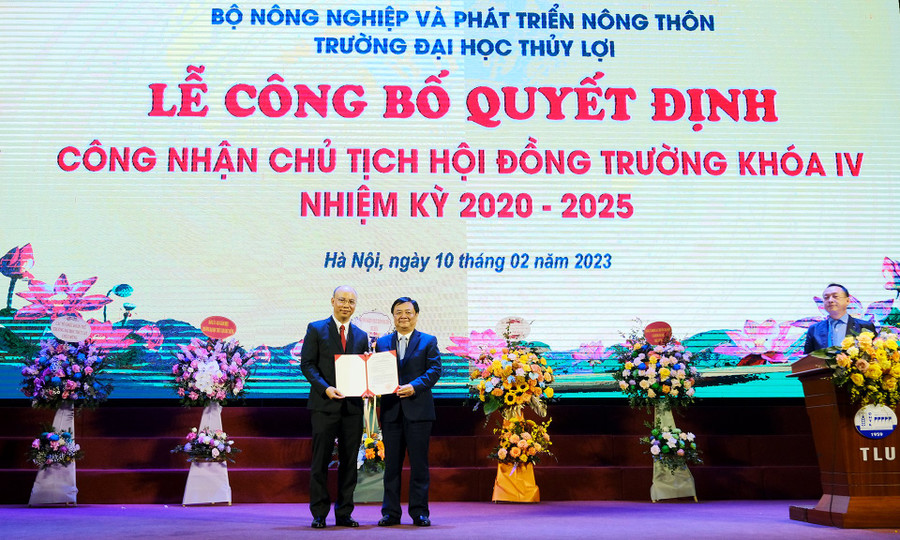 Bộ trưởng Bộ Nông nghiệp và Phát triển Nông thôn Lê Minh Hoan (bên phải) trao Quyết định công nhận Chủ tịch Hội đồng trường cho PGS.TS Nguyễn Hữu Huế.