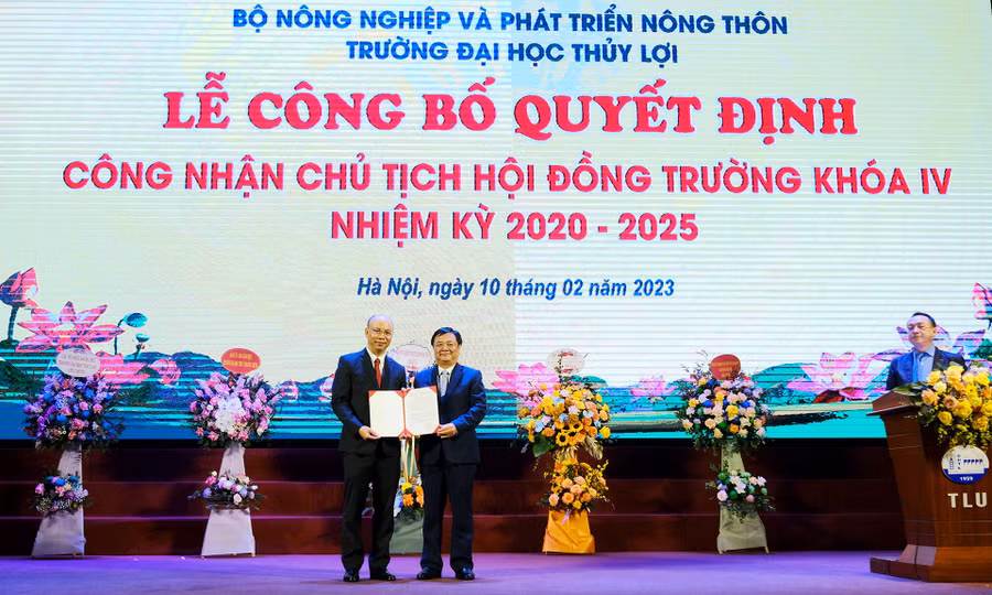 Bộ trưởng Bộ Nông nghiệp và Phát triển Nông thôn Lê Minh Hoan (bên phải) trao Quyết định công nhận Chủ tịch Hội đồng trường cho PGS.TS Nguyễn Hữu Huế.