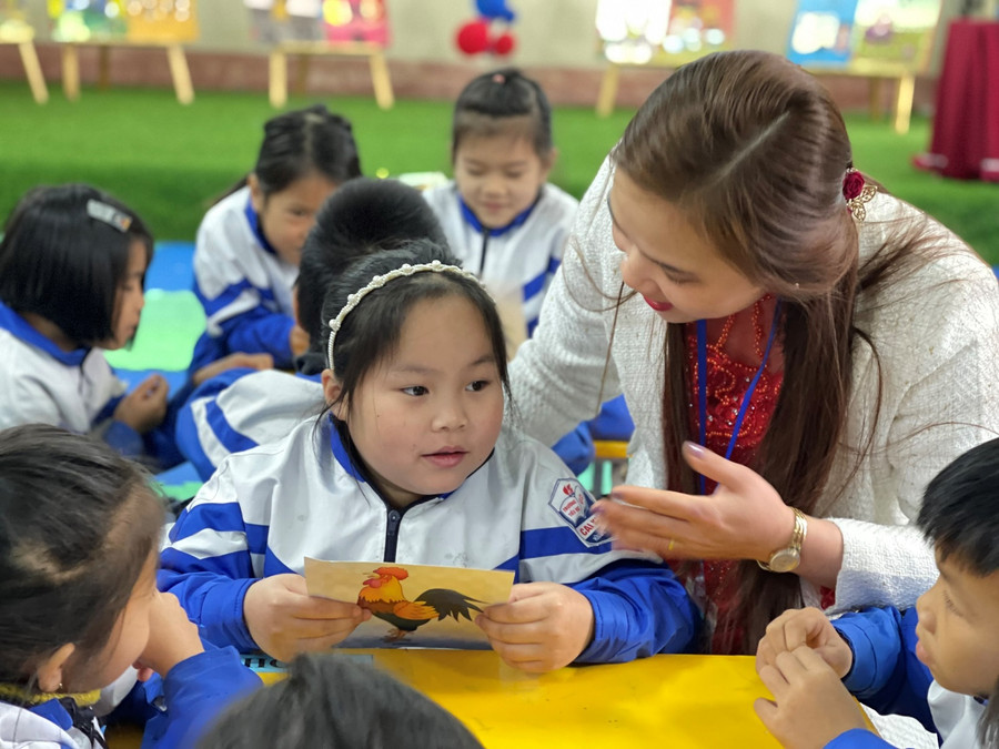 Học sinh được trải nghiệm cùng cô đọc sách.