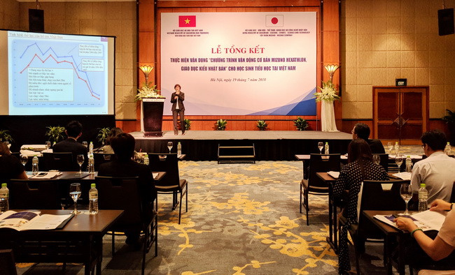 Các đại biểu thuyết trình tại buổi lễ Các đại biểu thuyết trình tại buổi lễ