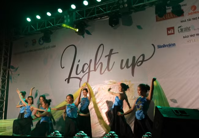 Bùng nổ, trẻ trung đêm nhạc hội chia tay sinh viên năm cuối trường Kinh tế Quốc dân