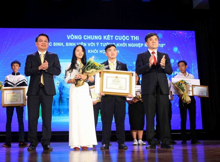 Nhóm tác giả trường THPT Phan Đình Phùng nhận giải Nhất cuộc thi Học sinh, sinh viên với ý tưởng khởi nghiệp năm 2018