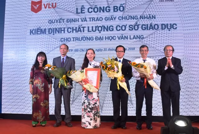 GS.TSKH Bành Tiến Long - nguyên Thứ trưởng Bộ GD&ĐT và PGS.TS Nguyễn Phương Nga trao giấy chứng nhận kiểm định chất lượng cơ sở giáo dục cho tập thể BGH nhà trường