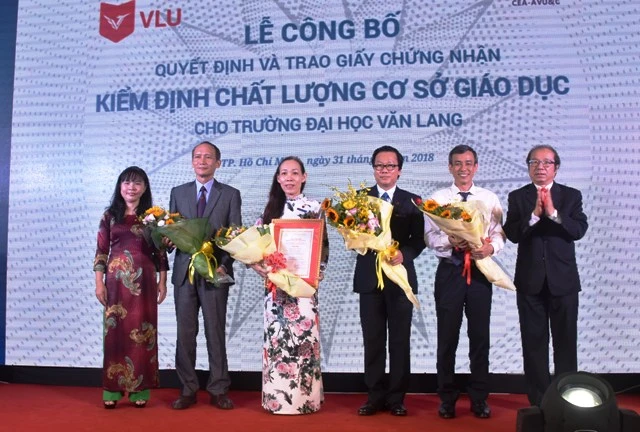 GS.TSKH Bành Tiến Long - nguyên Thứ trưởng Bộ GD&ĐT và PGS.TS Nguyễn Phương Nga trao giấy chứng nhận kiểm định chất lượng cơ sở giáo dục cho tập thể BGH nhà trường