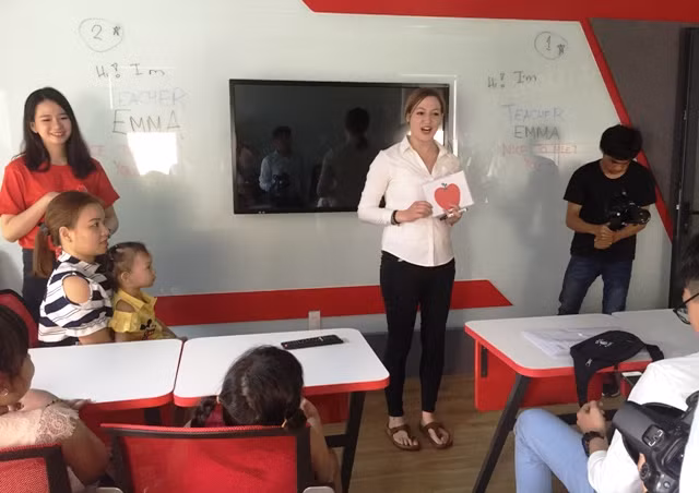 Một buổi giúp trẻ làm quen với tiếng Anh tại Apax Leaders Nguyễn Thị Thập