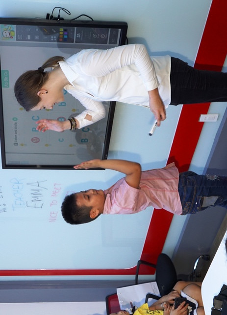 Một trẻ thể hiện sự tương tác với cô giáo bản ngữ Một trẻ thể hiện sự tương tác với cô giáo bản ngữ