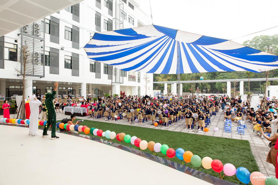 Học sinh Trường Tiểu học Đống Đa tựu trường chuẩn bị cho năm học mới. Học sinh Trường Tiểu học Đống Đa tựu trường chuẩn bị cho năm học mới.