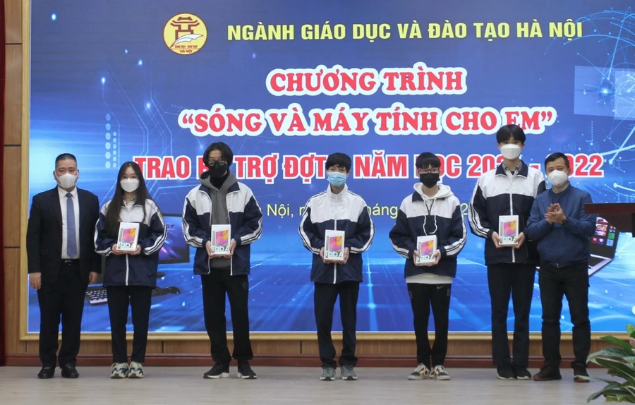 Đại diện học sinh nhận máy tính tại chương trình