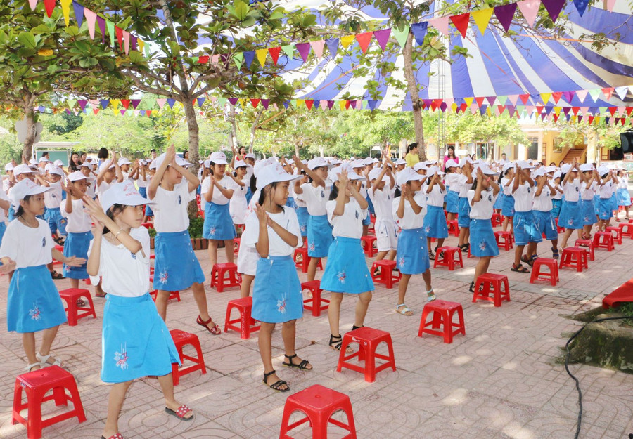 Một số tiết mục văn nghệ chào mừng lễ phát động do các em HS trường TH Thach Quý biểu diễn. Một số tiết mục văn nghệ chào mừng lễ phát động do các em HS trường TH Thach Quý biểu diễn.
