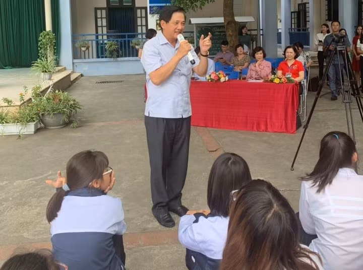 Phó Giám đốc Sở GD&ĐT Hà Nội Phạm Xuân Tiến biểu dương hành động đẹp, việc làm tốt của các em học sinh.