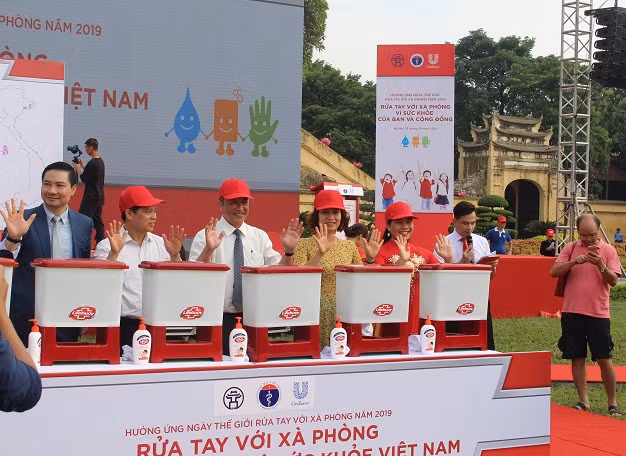 Các đại biểu hưởng ứng Ngày thế giới rửa tay với xà phòng. 