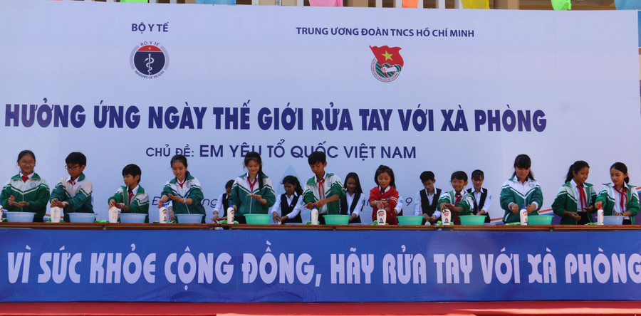 Các em học sinh hưởng ứng rửa tay bằng xà phòng.