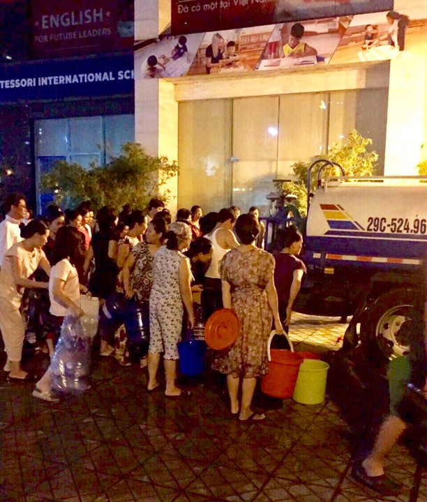 Người dân đợi lấy nước sạch từ Công ty Nước sạch Hà Nội đêm 15/10.