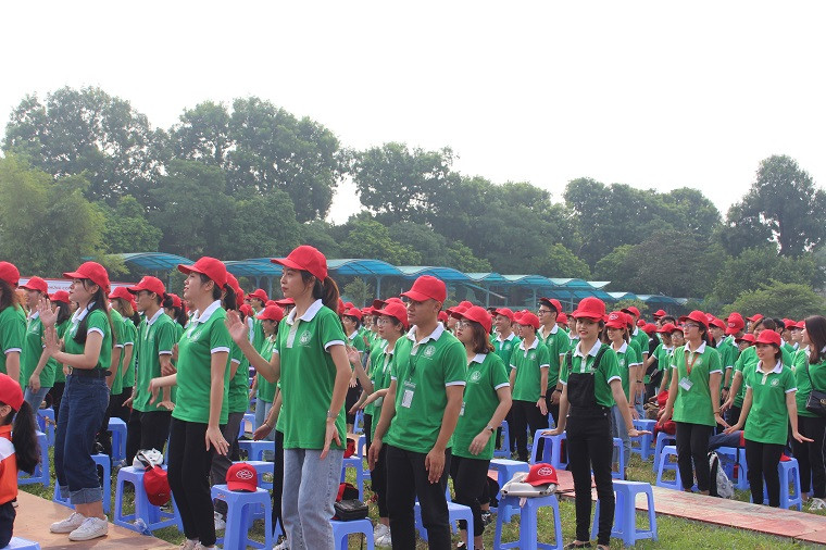 Sinh viên trường Đại học Y tế công cộng với màn đồng diễn điệu nhảy hưởng ứng rửa tay với xà phòng.