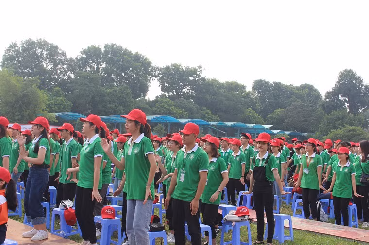 Sinh viên trường Đại học Y tế công cộng với màn đồng diễn điệu nhảy hưởng ứng rửa tay với xà phòng.