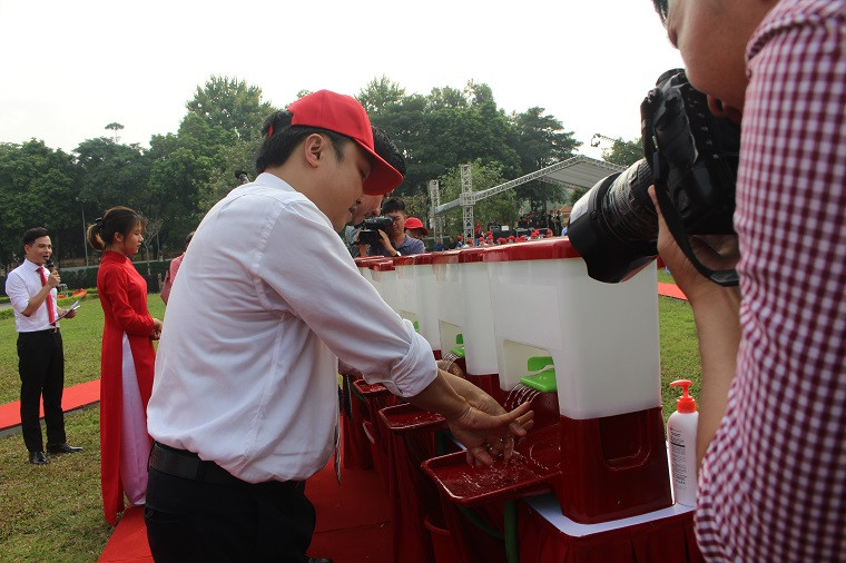 Các đại biểu thực hiện rửa tay hưởng ứng Ngày thế giới rửa tay với xà phòng.