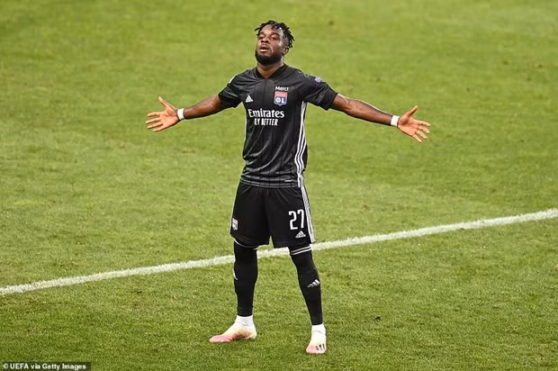 Moussa Dembele tỏa sáng với một cú đúp đưa Lyon vào bán kết.